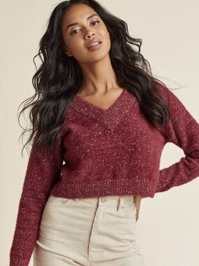 VENUS | Cozy V-Neck Cropped Sweater - Burgundy